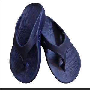 Oofos original sandal in blue EUC